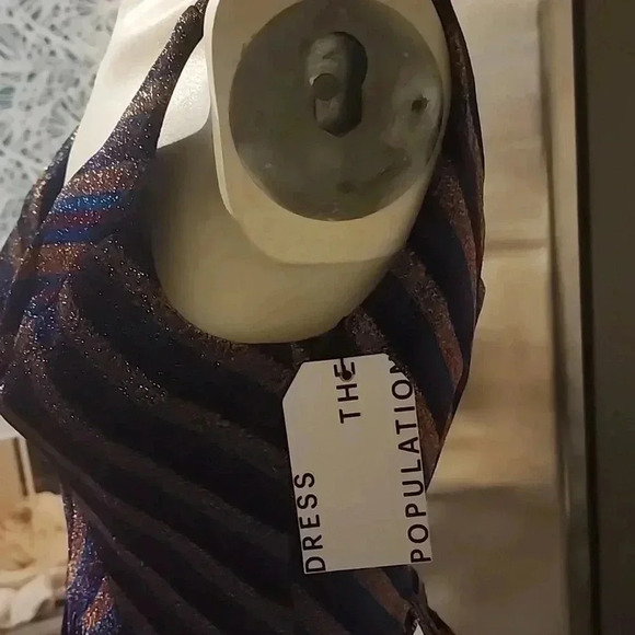 DRESS THE POPULATION HALEY METALLIC STRIPED V-NECK PLEADED DRESS SIZE XS - Picture 4 of 7